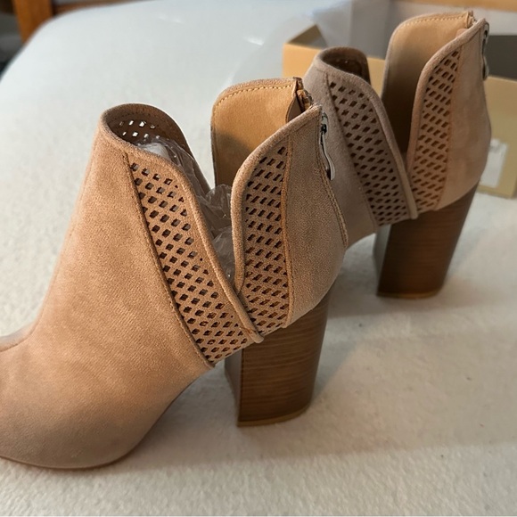 Yoki Peek Toe Bootie - Picture 5 of 10